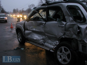 Маршрутка с пассажирами жестко протаранила внедорожник в Киеве (ФОТО, ВИДЕО)