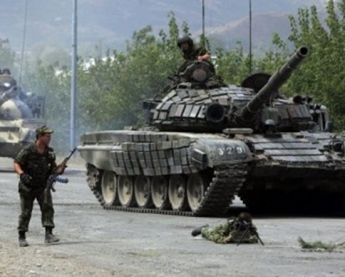 Колонна танков из России движется в Луганске
