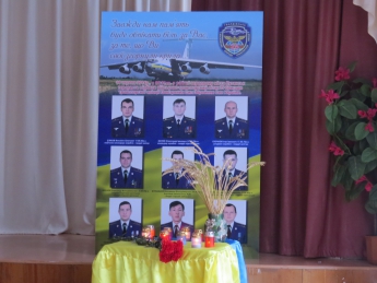 Память погибших летчиков увековечили в одной из городских школ (фото)