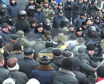 В столкновениях под Винницкой обладминистрацией пострадали 8 человек (фото)