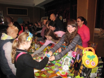 Из благотворительной ярмарки для переселенцев получился настоящий праздник (фото)