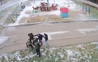 В России полицейский жестоко избил задержанного: видео обсуждают в соцсетях (ВИДЕО)