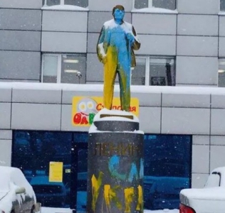 В Новосибирске в цвета украинского флага раскрасили Ленина, танк Т-34 и "Катюшу" (ФОТО)