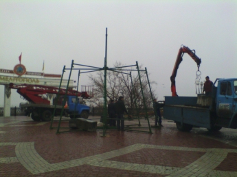 На главной площади начали устанавливать елку (фото)