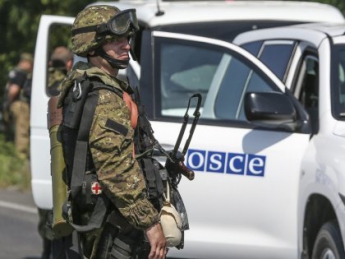 Колонну войск РФ сопровождал автомобиль с пометкой "ОБСЕ"