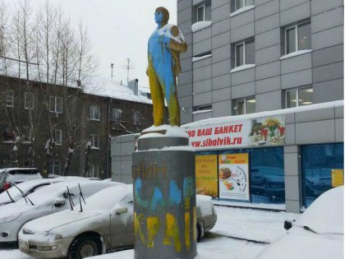В Новосибирске задержали людей, которые раскрасили памятник Ленину в сине-желтые цвета