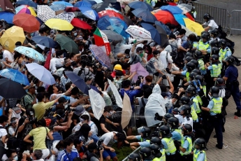 В Гонконге заканчиваются протесты (ВИДЕО)