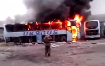 Сепаратисты сняли на видео, как фотографировались у горящего автобуса (ВИДЕО)