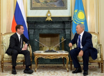 Медведев пришел в Назарбаеву в туфлях на 5-сантиметровой платформе (фото)