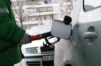 АЗС начали поднимать цены на бензин (таблица)