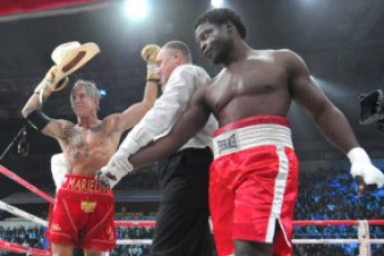 Проигравший Микки Рурку бездомный боксер, признался, что их бой был договорным