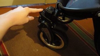 За коляской с малышом захлопнулась дверь лифта