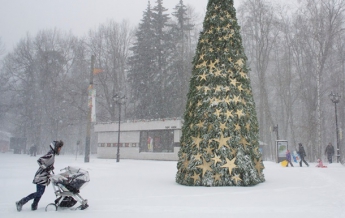Сильный снегопад остановил движение транспорта в Москве