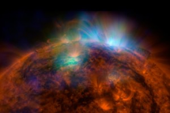 NASA удалось заснять мощную вспышку на Солнце (видео)