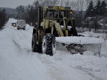Запорожские спасатели доставали из снежных заносов машины с пассажирами