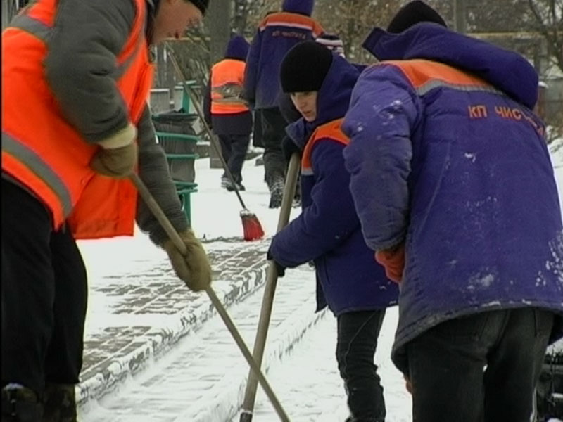 Коммунальщики убирают снег и готовятся к оледенению