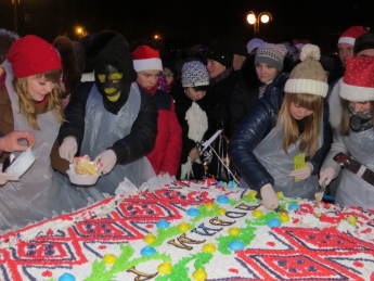 В новогоднюю ночь горожане съели 2015 кусков торта (видео)