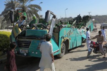 Около 30 человек погибли в Пакистане в результате лобового столкновения автобуса с бензовозом