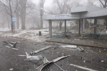 Снаряд попал в остановку в Донецке во время раздачи технической воды (фото, видео)