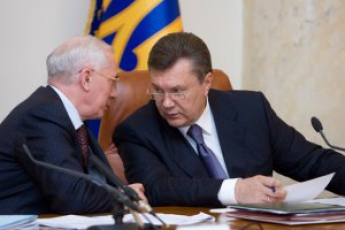 Суд постановил арестовать Януковича и Азарова