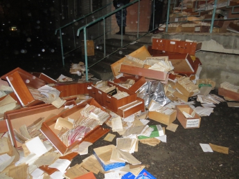 Пропавшие карточки учета граждан выбросили под аварийку КП "Жилмассив" (фото)