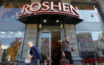 «За невыполненные обещания». В Киеве снова напали на магазин Roshen (фото)