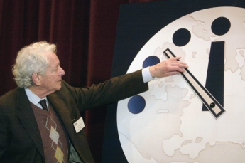 Часы "Судного дня" перевели вперед из-за возросшей угрозы ядерной войны
