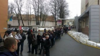 В Днепропетровске люди стоят в очередях, чтобы сдать кровь для бойцов (фото)