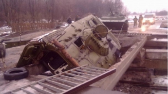 Бронетехника боевиков провалилась на мосту (видео, фото)