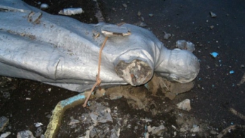 В Одесской области повалили памятник Ленину и Дзержинскому