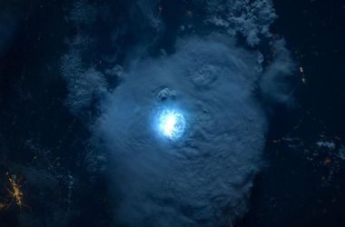 Астронавты МКС показали молнию из космоса