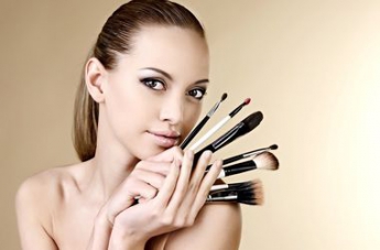 Для женской красоты черты лица важнее, чем макияж – ученые