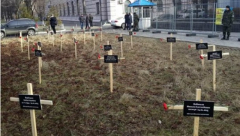 Перед российским посольством установили кресты с именами погибших в Мариуполе (фото)