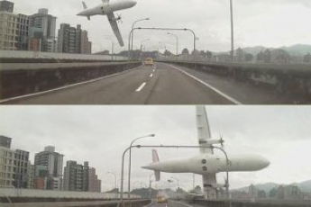 В Тайване самолет упал в реку, минимум 12 человек погибли