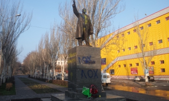 Кто надругался над каменными идолами коммунизма в интеркультурном городе (фото)