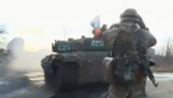 Россия показала, как ее танки обстреливают жилые дома Углегорска (видео, фото)