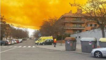 Над испанским городом нависли токсичные тучи (фото)