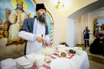Архиепископ Лука устроил мастер-класс по выпечке блинов