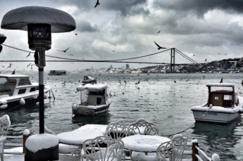 Стамбул накрыло полуметровым слоем снега (фото)