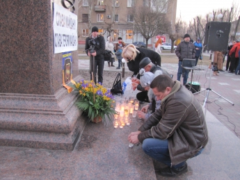 В центре города зажгли свечи в память Героев Небесной Сотни