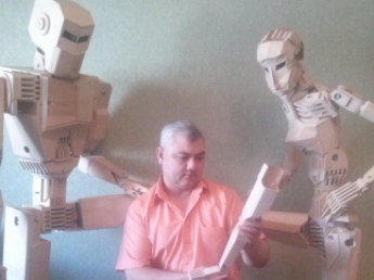 Запорожский Папа Карло делает двухметровых роботов из дерева (фото)