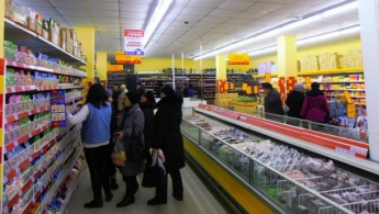 В магазинах Киева уже ограничивают продажу социальных продуктов, — СМИ