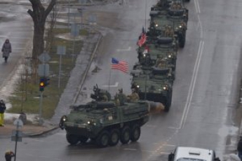 Военные Великобритании и США провели парад в 300 метрах от границы РФ
