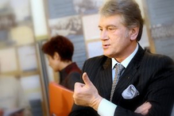 Ющенко считает стремительное падение гривны результатом политики правительства