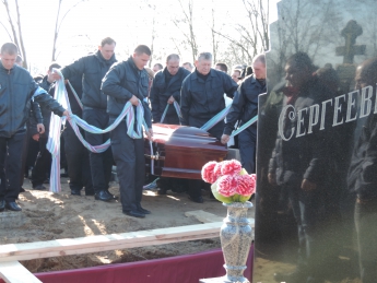 Сергея Вальтера похоронили на Новом кладбище возле родителей (фото)