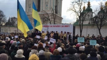 Несколько тысяч людей в Киеве пришли на молебен за жизнь Савченко (фото)