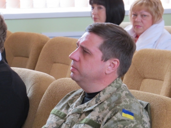 Как волонтеры требовали от военкома одеть украинских солдат (видео)