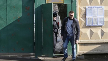 Навальный вышел на свободу после 15 суток админареста (фото)