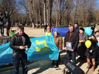 Около 30 смельчаков в Симферополе вышли отметить День рождения Т.Шевченко - журналист (фото)