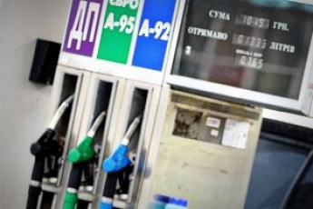 Бензин дешевеет, за последние две недели цена снизилась почти на 5 гривен